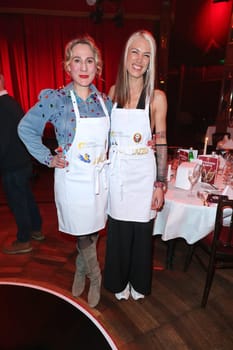 Julia Kretschmer-Wachsmann,Tessa Bergmeier,charity evening for the benefit of the air port of the Altona Children's Hospital at Cornelia Poletto's palazzo at the Horner Rennbahn,Hamburg,31.01.2024