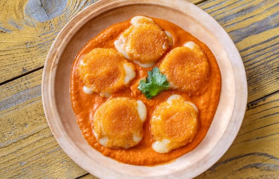 Nuggets with melted camembert with bell pepper sauce