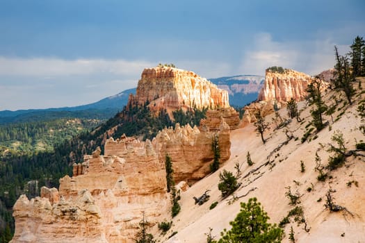scenic view to the hoodoos and rocks at Bryce Canyon