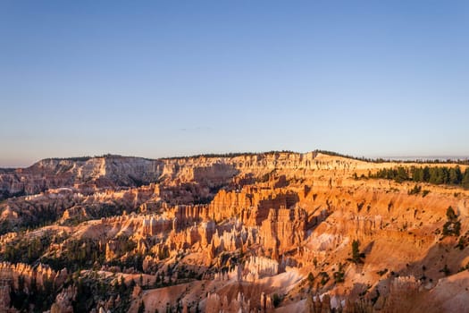 scenic view to the hoodoos and rocks at Bryce Canyon