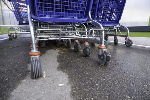 Transportation detail to make purchases in a large supermarket