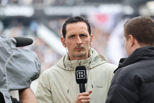 Coach Dino Toppmöller (SG Eintracht Frankfurt) at the match of the 1st FBL: 23-24: 22. Sptg. SC Freiburg - Eintracht Frankfurt  DFL REGULATIONS PROHIBIT ANY USE OF PHOTOGRAPHS AS IMAGE SEQUENCES AND/OR QUASI-VIDEONann  Photo: Joachim Hahne/johapress