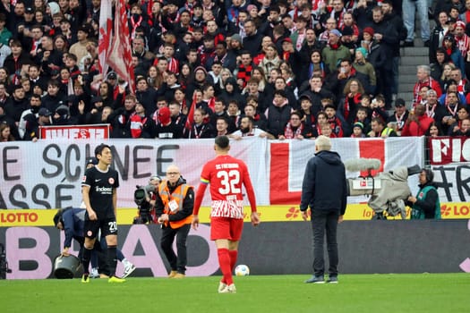 Coach Christian Streich (SC Freiburg) vents his displeasure and goes to the fans because the ongoing interruptions of play bring his team out of rhythm in the game of the 1st FBL: 23-24: 22.  DFL REGULATIONS PROHIBIT ANY USE OF PHOTOGRAPHS AS IMAGE SEQUENCES AND/OR QUASI-VIDEONann  Photo: Joachim Hahne/johapress