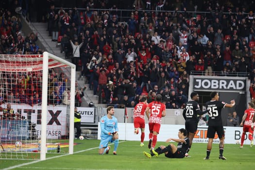 Michael Gregoritsch (SC Freiburg) scored with a header to make it 3-3,goalkeeper Kevin Trapp (SG Eintracht Frankfurt) sits beaten on the ground during the match of the 1st FBL: 23-24: 22. Sptg. SC Freiburg - Eintracht Frankfurt  DFL REGULATIONS PROHIBIT ANY USE OF PHOTOGRAPHS AS IMAGE SEQUENCES AND/OR QUASI-VIDEONann  Photo: Joachim Hahne/johapress