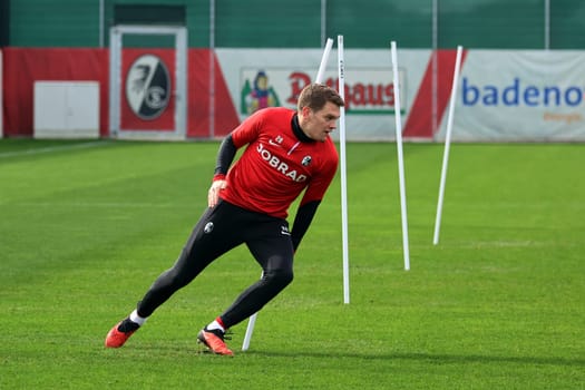 Matthias Ginter (SC Freiburg),here at sprint exercises,was back after his injury break at the final training session before Football Europa League - Qualification 1/8 Final,SC Freiburg vs RC Lens