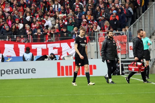 Although Saša Kalajdžić (SG Eintracht Frankfurt) can leave the pitch on his own,the Eintracht striker suffered his third cruciate ligament rupture and will be out for a longer period of time.   at the match of the 1st FBL: 23-24: 22. Sptg. SC Freiburg - Eintracht Frankfurt  DFL REGULATIONS PROHIBIT ANY USE OF PHOTOGRAPHS AS IMAGE SEQUENCES AND/OR QUASI-VIDEONann  Photo: Joachim Hahne/johapress