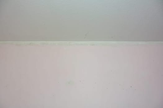 Pink walls with ceiling of an apartment during renovation