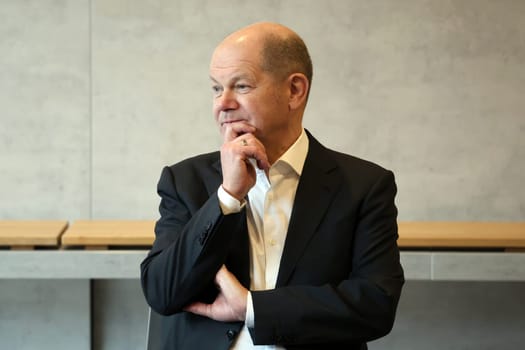 Remembering: Federal Chancellor Olaf Scholz during a visit to the Europa Park Stadium in Freiburg with the participants in the dialogue with socially engaged citizens from Freiburg and the surrounding area in the Business Lounge on the ground floor of the main stand