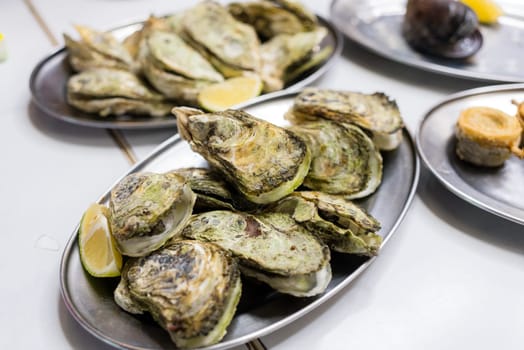 Grill oysters with lemon on the plate