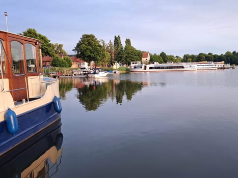 Boote und Fahrgastschiffe am Grienericksee, Brandenburg, Deutschland, Rheinsberg