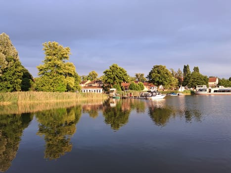 Boote und Fahrgastschiffe am Grienericksee, Brandenburg, Deutschland, Rheinsberg