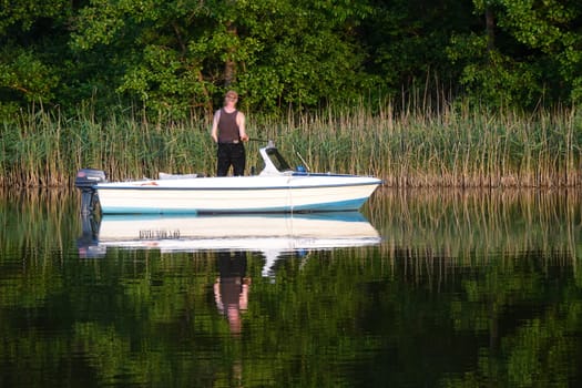 Angler mit Motorboot am Bikowsee, Brandenburg, Deutschland, Rheinsberg