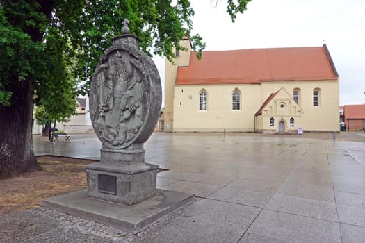 Gedenkstein für die Gefallenen des Ersten Weltkrieges, im Hintergrund die evangelische St. Laurentius Kirche, Brandenburg, Deutschland, Rheinsberg