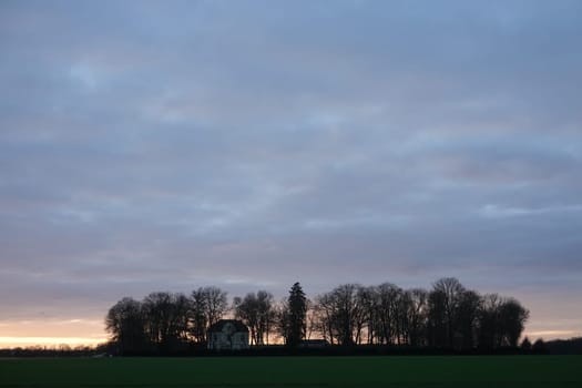 einsame Villa, von Bäumen umgeben, bei Sonnenuntergang, Nordrhein-Westfalen, Deutschland, Weilerswist