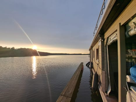 Hausboot bei Sonnenuntergang am Grienericksee, Brandenburg, Deutschland, Rheinsberg