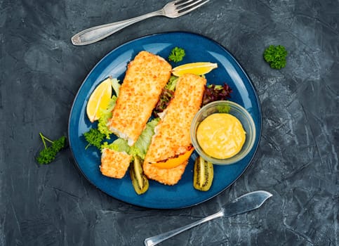 Fish fillet roasted in bread crumbs and with kiwi. Top view.