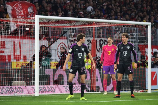 Consternated Bayern players,v.li. Thomas Müller (FC Bayern Munich),goalkeeper Manuel Neuer (FC Bayern Munich) and Leon Goretzka (FC Bayern Munich) at the match of the 1st FBL: 23-24: 24.  DFL REGULATIONS PROHIBIT ANY USE OF PHOTOGRAPHS AS IMAGE SEQUENCES AND/OR QUASI-VIDEONann  Photo: Joachim Hahne/johapress