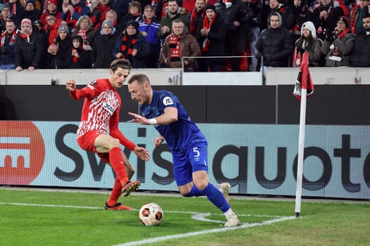Merlin Röhl (SC Freiburg) duels with Vladimír Coufal (West Ham United) at the corner flag at the Europa League match - Round of 16: SC Freiburg vs West Ham United