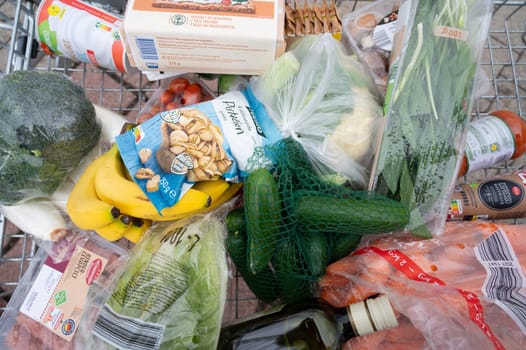 Food in shopping cart, buying fresh vegetable, fruit, grocery in supermarket in Germany, lifestyle, increase prices, high living costs, Trier, 13.03.2024