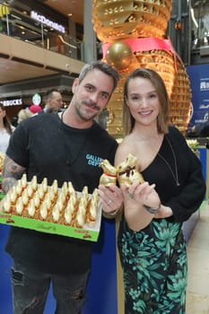 Marc Barthel,Anna Hofbauer,Charity sale of Lindt Easter bunnies for the benefit of Hamburger Tafel e.V. and the Budnianer Foundation in the Europa Passage,Hamburg,14.03.2024