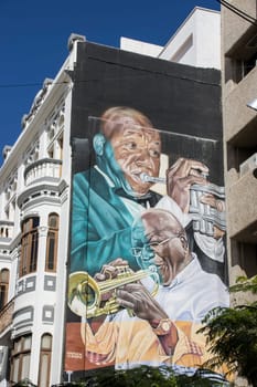 aussergewöhnliches Fassadengemälde in der Innenstadt des Street Art Künstlers Sabotaje al Montaje mit dem Titel Nilo Caparrosa, Teneriffa, Kanarische Inseln, Spanien, Santa Cruz