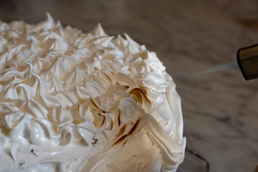 Preparation of lemon pie with caramelized meringue