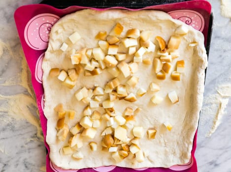 preparing pizza with ham and cheese at home