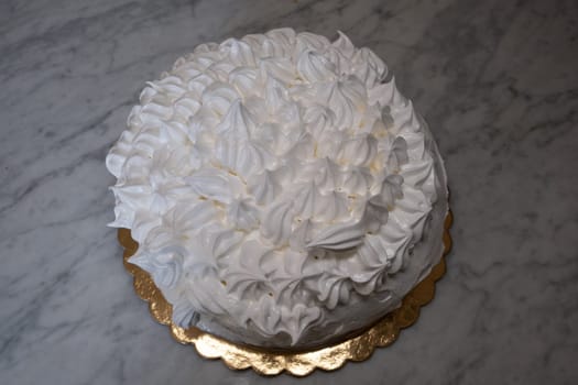 Preparation of lemon pie with caramelized meringue
