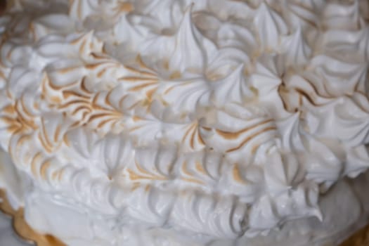 Preparation of lemon pie with caramelized meringue