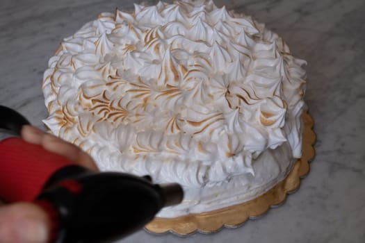Preparation of lemon pie with caramelized meringue