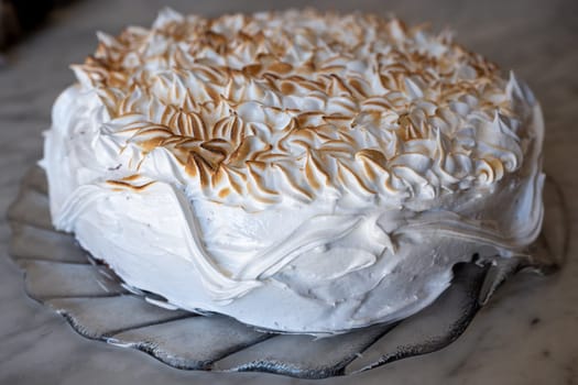 Preparation of lemon pie with caramelized meringue