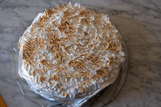 Preparation of lemon pie with caramelized meringue