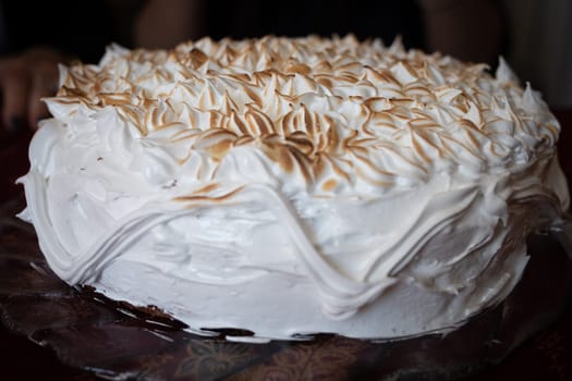 Preparation of lemon pie with caramelized meringue