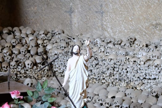 Skull and bones in ancient ossuary, Naples