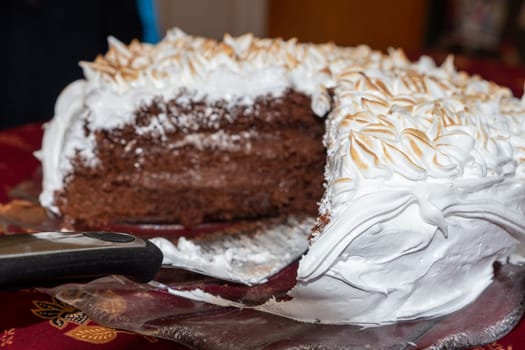 Preparation of chocolat pie with caramelized meringue