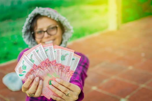 woman counting banknotes, Nicaraguan 500 cordobas banknotes