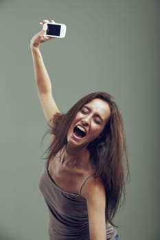 With an athletic leap, a woman throws her cell phone away. Revitalized by anger, she has violent strength and accompanies the gesture with a furious scream. She's had enough!
