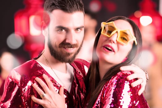 Unique duo, strong complicity. 'We reign at parties!' she exclaims. Indeed, baby, he concurs. Nonchalant about opinions, they indulge in music, brightness, and extravagant behavior