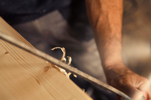 The carpenter uses a manual cutting tool to chamfer and carve the edges, smoothly removing curls and chips in a regular or irregular manner as he desires. Only a skilled artisan can achieve unique or