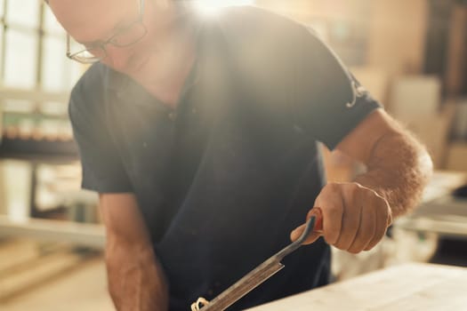The carpenter uses a manual cutting tool to chamfer and carve the edges, smoothly removing curls and chips in a regular or irregular manner as he desires. Only a skilled artisan can achieve unique or