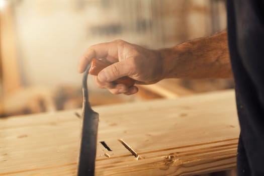 The carpenter uses a manual cutting tool to chamfer and carve the edges, smoothly removing curls and chips in a regular or irregular manner as he desires. Only a skilled artisan can achieve unique or