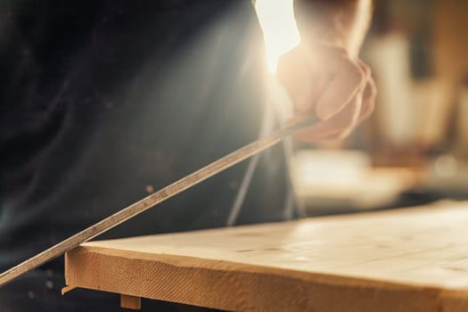 The carpenter uses a manual cutting tool to chamfer and carve the edges, smoothly removing curls and chips in a regular or irregular manner as he desires. Only a skilled artisan can achieve unique or