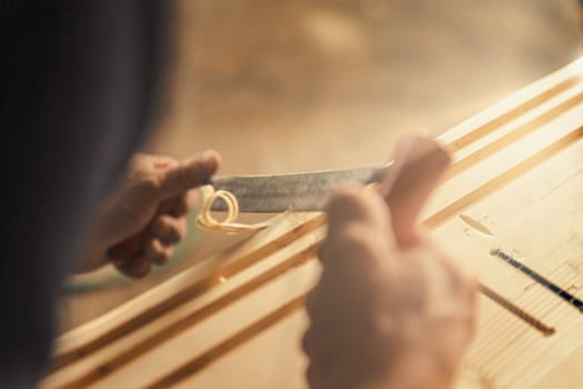 The carpenter uses a manual cutting tool to chamfer and carve the edges, smoothly removing curls and chips in a regular or irregular manner as he desires. Only a skilled artisan can achieve unique or
