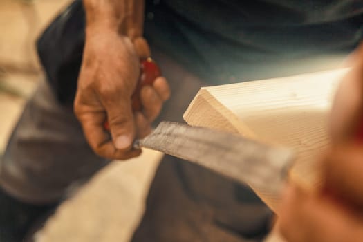 The carpenter uses a manual cutting tool to chamfer and carve the edges, smoothly removing curls and chips in a regular or irregular manner as he desires. Only a skilled artisan can achieve unique or