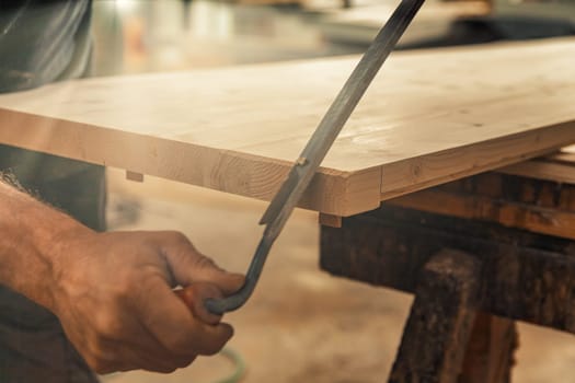 The carpenter uses a manual cutting tool to chamfer and carve the edges, smoothly removing curls and chips in a regular or irregular manner as he desires. Only a skilled artisan can achieve unique or