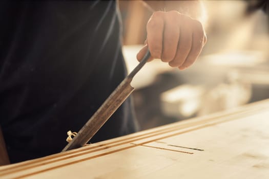 The carpenter uses a manual cutting tool to chamfer and carve the edges, smoothly removing curls and chips in a regular or irregular manner as he desires. Only a skilled artisan can achieve unique or