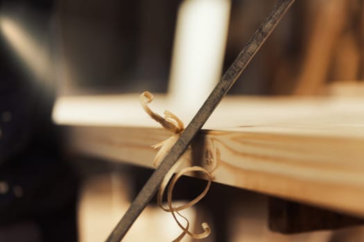 The carpenter uses a manual cutting tool to chamfer and carve the edges, smoothly removing curls and chips in a regular or irregular manner as he desires. Only a skilled artisan can achieve unique or