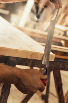 The carpenter uses a manual cutting tool to chamfer and carve the edges, smoothly removing curls and chips in a regular or irregular manner as he desires. Only a skilled artisan can achieve unique or