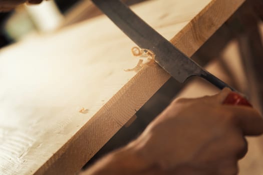 The carpenter uses a manual cutting tool to chamfer and carve the edges, smoothly removing curls and chips in a regular or irregular manner as he desires. Only a skilled artisan can achieve unique or