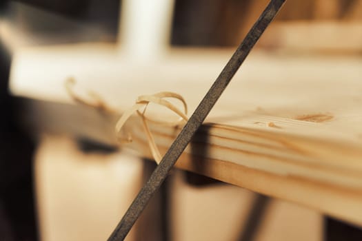 The carpenter uses a manual cutting tool to chamfer and carve the edges, smoothly removing curls and chips in a regular or irregular manner as he desires. Only a skilled artisan can achieve unique or